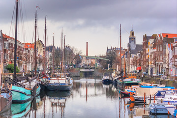 Paysage urbain - vue sur la ville de Rotterdam et son vieux quartier Delfshaven, Hollande méridionale, Pays-Bas