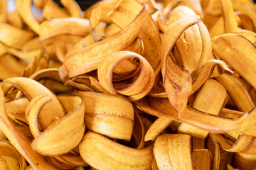 Platano frito en cascaritas, tajadas de platano gastronomia colombiana