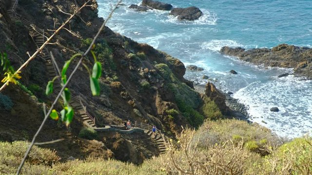 Die raue schroffe Steilk&uuml;ste im Norden von Teneriffa. Beliebte Badebuchten mit Sandstrand zwischen Almaciga und Benijo. Felsen, Vulkangestein, der Atlantik und das Anagagebirge im Hintergrund.