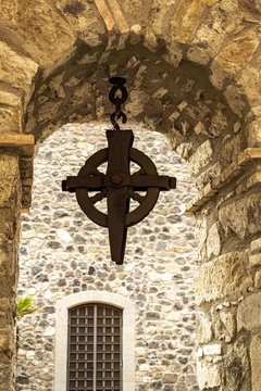 Antigua roldana de pozo en castillo italiano