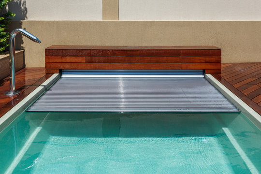 Span for pool. Rolling coating. Pool protection. Rollete. Security. Pure water. Pool protection system.