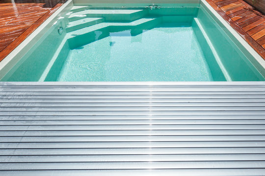 Span for pool. Rolling coating. Pool protection. Rollete. Security. Pure water. Pool protection system.