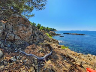 Splendide paysage méditerranéen de la Côte d'Azur en France depuis un sentier du littoral