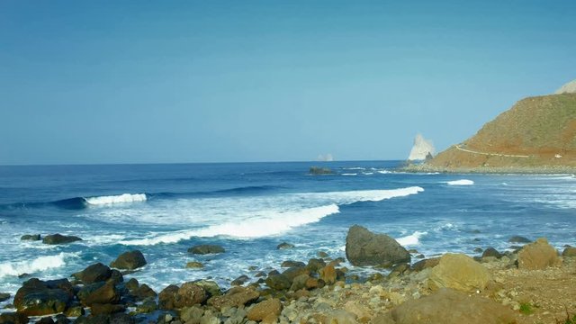 Die raue schroffe Steilk&uuml;ste im Norden von Teneriffa. Beliebte Badebuchten mit Sandstrand zwischen Almaciga und Benijo. Felsen, Vulkangestein, der Atlantik und das Anagagebirge im Hintergrund.
