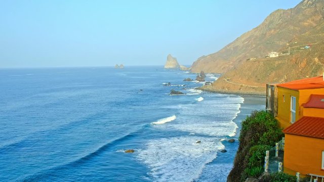 Die raue schroffe Steilk&uuml;ste im Norden von Teneriffa. Beliebte Badebuchten mit Sandstrand zwischen Almaciga und Benijo. Felsen, Vulkangestein, der Atlantik und das Anagagebirge im Hintergrund.