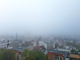 Vue aérienne d'une ville plongée dans le brouillard