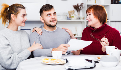 Obraz premium Cheerful family with papers