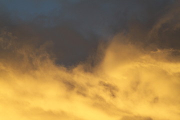 Fototapeta premium Coucher de soleil dans les nuages