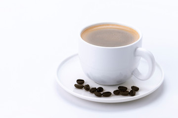 Obraz premium Coffee cup and beans on a white background