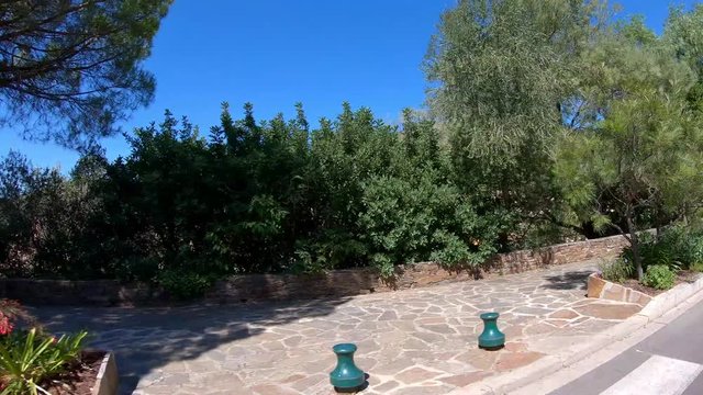Une passag&egrave;re de voiture filmant le paysage qui d&eacute;file dans le sud de la France