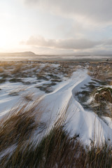 Schneeverwehungen auf dem feld an einem sonnigen morgen