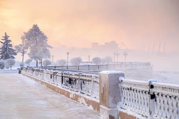 Photo sur Aluminium Melon Paysage d& 39 hiver d& 39 arbres givrés, neige blanche dans le parc de la ville. Arbres couverts de neige en Sibérie, Irkoutsk près du lac Baïkal. Hiver extrêmement froid