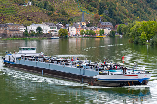 Tankschiff auf der Mosel bei Briedel
