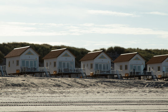 tini h&auml;user am strand von domburg, nordsee, slapen op strand