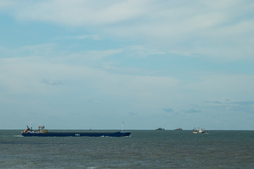 Schiff am Horizont der Nordsee