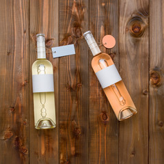 Bouteilles vin rosé et vin blanc fond bois clair carré