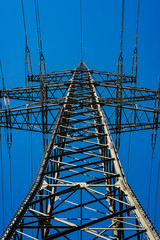 Strommast mit Stromleitungen