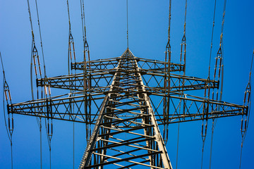 Strommast mit Stromleitungen