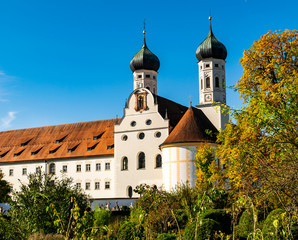Das Kloster Benediktbeuern mit seinem Friedhof 