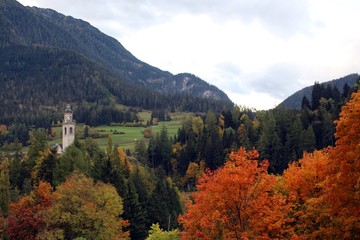Bergpanorama von Tiefencastel in der Schweiz.