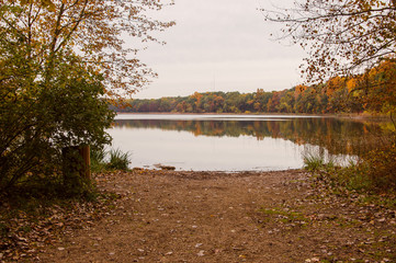Fototapeta premium A reflective lake in autumn