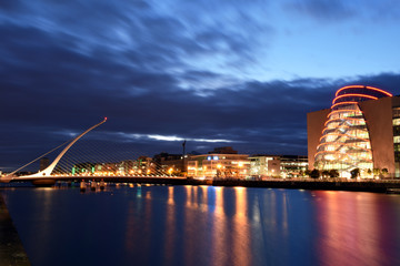 Obraz premium Samuel Beckett Bridge at night over Liffey river and docklands, Dublin, Ireland, the harp bridge 