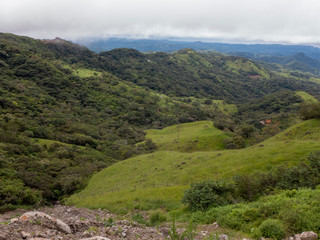 Fototapeta na wymiar Fahrt in Costa Rica von San José nach Monteverde durch wunderschöne Hügellandschaft