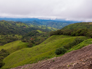 Fahrt in Costa Rica von San José nach Monteverde durch wunderschöne Hügellandschaft