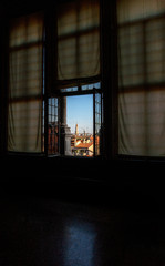 Blick durch ein Fenster auf den Markusturm