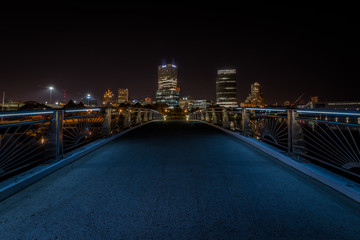 Fototapeta premium Milwaukee Skyline Footbridge