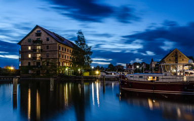 Naklejka premium Neustrelitz Stadthafen Blaue Stunde