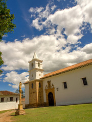 Obraz premium View of the side of the Our Lady of Mount Carmel church in the colonial town of Villa de Leyva, in the central Andean mountains of Colombia.