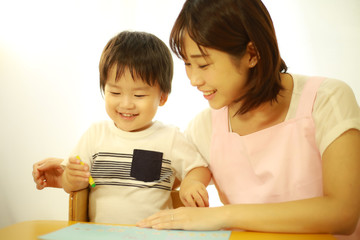 お絵描きする男の子と保育士イメージ