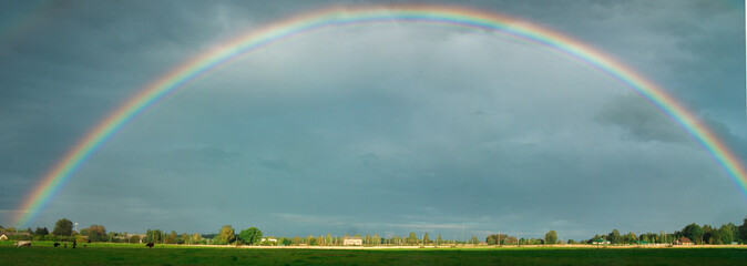 Fototapeta na wymiar rainbow over the field