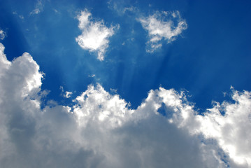 Wolken im Zenith werfen Schatten in den Himmel 