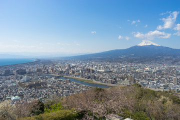富士山と沼津市街地の風景