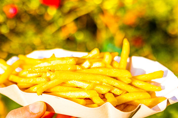 Pommes Frittes am Imbiss Stand
