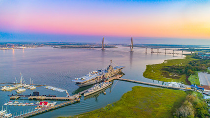 Fototapeta premium Patriot's Point Aerial w Charleston, Karolina Południowa, USA