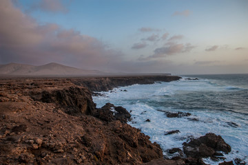 Obraz premium Olas rompiendo en el acantilado