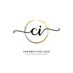 Obraz premium Initials letter CI vector handwriting logo template. with a circle brush and splash of gold paint