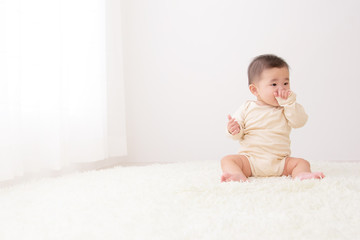 白背景と赤ちゃん