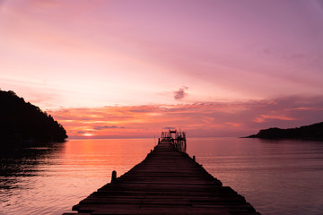 Fototapeta na wymiar Beautiful sky sunset at the sea in Thailand.