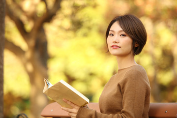 Obraz premium 読書する女性