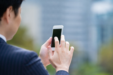 スマートフォンを使うビジネスマン