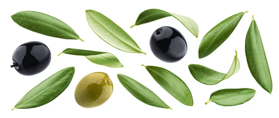 Fotobehang Zwarte en groene olijven met bladeren die op witte achtergrond worden geïsoleerd © xamtiw