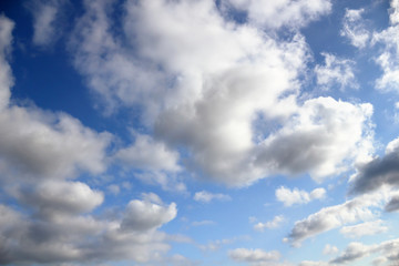 Naklejka premium blue sky with white clouds