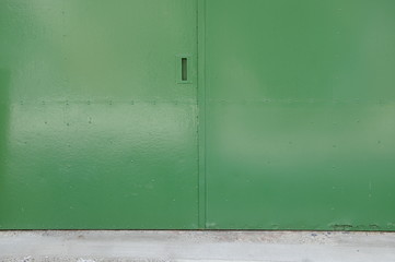 緑色にペイントした鉄扉