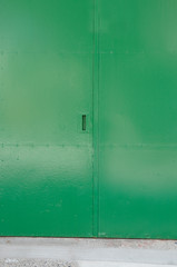 緑色にペイントした鉄扉