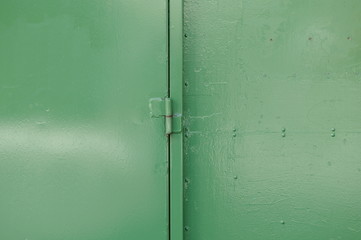 緑色にペイントした鉄扉