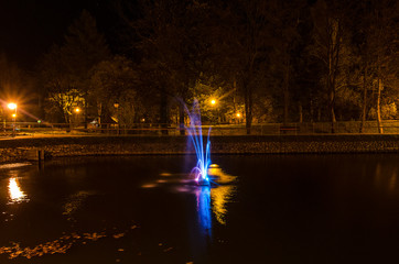 rymanów zdrój wieczorem fontanna